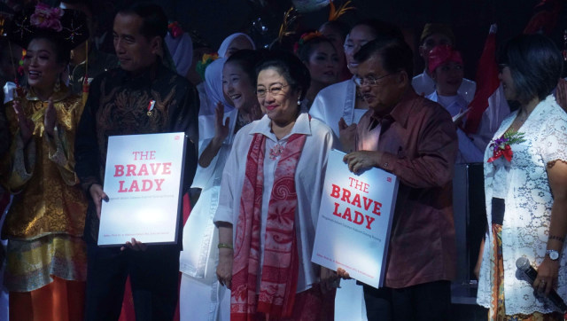 Megawati (tengah), Jokowi (kedua dari kiri) dan Jusuf Kalla (kedua dari kanan) di perayaan hari ulang tahun Megawati Soekarnoputri, yang ke-72 di Hotel Grand Sahid Jaya, Jakarta, Rabu (23/1/2019). (Foto: Irfan Adi Saputra/kumparan)