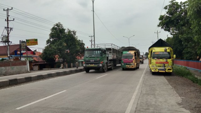 Truk di Jalan Pantura Tegal, Rabu, 23 Januari 2019. (Foto: Reza Abineri/Panturapost.id)