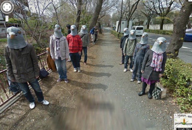 Orang-orang berkepala merpati yang tertangkap kamera Google (Foto: Google Maps)