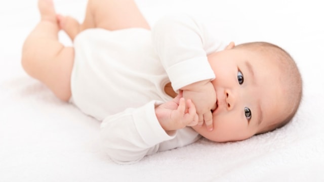 Ilustrasi bayi berguling pada usia 4 bulan (Foto: Shutterstock)