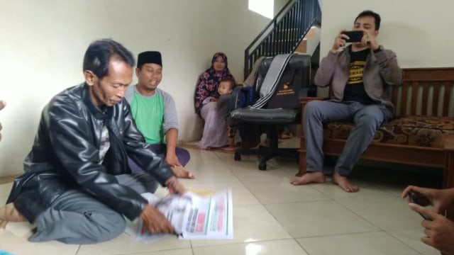 Pengasuh Pondok Pesantren Daarul Huda, Maleber, Ciamis, KH Usep Al Ansory (kiri) menerima paket tabloid Indonesia Barokah (Foto: Dok. kumparan)