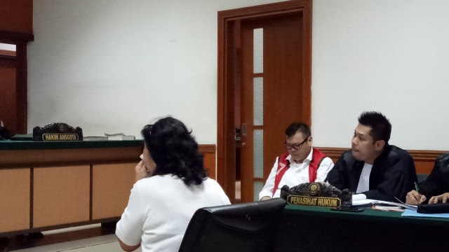 Ibu Reza Bukan, Jenni Waty dalam Persidangan Reza Bukan di Pengadilan Negeri Jakarta Barat. (Foto: Aria Pradana/kumparan)