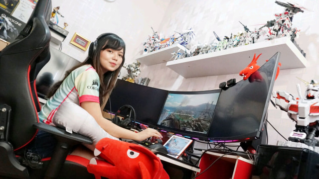 Monica Carolina atau dikenal sebagai Nixia, salah satu gamer perempuan yang paling dikenal oleh publik saat bermain game di ruangan pribadinya. (Foto: Helmi Afandi Abdullah/kumparan)