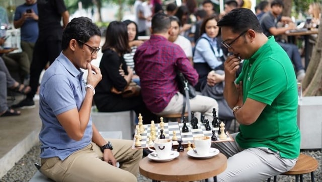 Cawapres no urut 02 Sandiaga Uno (kiri) bermain catur dengan Gubernur Jawa Barat Ridwan Kamil.  (Foto: Instagram/@sandiuno)