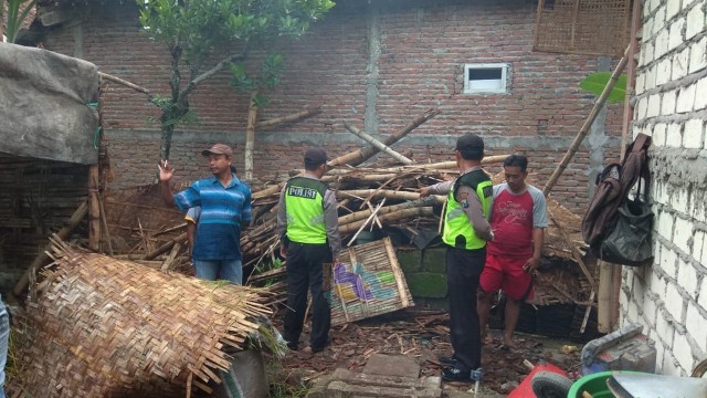 Dapur milik Muhamad Basyori (49), warga Dusun Mlangi Desa Jatigede Kecamatan Sumberrejo Bojonegoro, yang roboh, Rabu (23/01/2019) siang