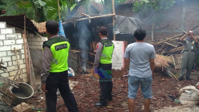 Dapur milik Muhamad Basyori (49), warga Dusun Mlangi Desa Jatigede Kecamatan Sumberrejo Bojonegoro, yang roboh, Rabu (23/01/2019) siang