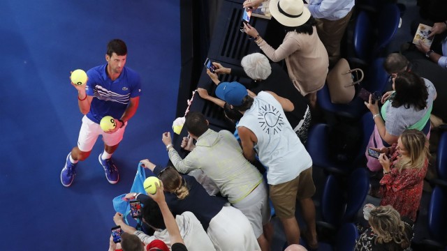 Novak Djokovic menyapa fans di Australia Terbuka 2019. (Foto: Adnan Abidi/Reuters)