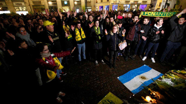 Para suporter klub SC Nantes berkumpul di pusat Kota Nantes untuk memberikan hormat dan dukungan terhadap penyerang idola mereka, Emiliano Sala. (Foto: REUTERS/Stephane Mahe)