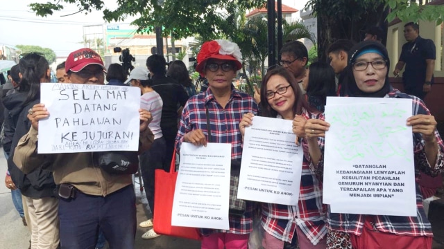Sejumlah pendukung Basuki Tjahaja Purnama (Ahoker) menyambut bebasnya BTP atau Ahok di depan Mako Brimob Depok, Jawa Barat, Rabu (23/1). (Foto: Lutfan Darmawan )
