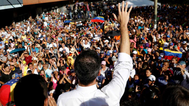 Juan Guido menyapa para pendukungnya di Caracas, Venezuela.  (Foto: REUTERS/Manaure Quintero)