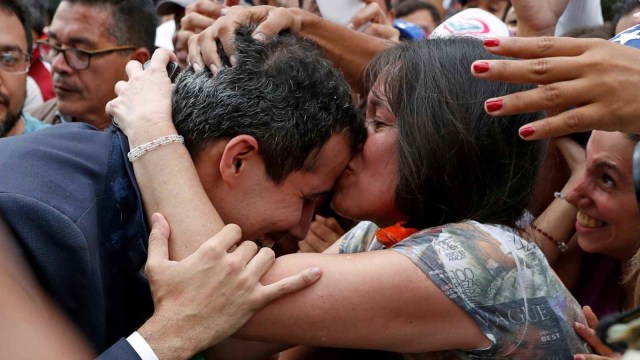 Ketua Parlemen Juan Guido diberikan kecupan oleh seorang suporter di Venezuela. (Foto: REUTERS/Carlos Garcia Rawlins)