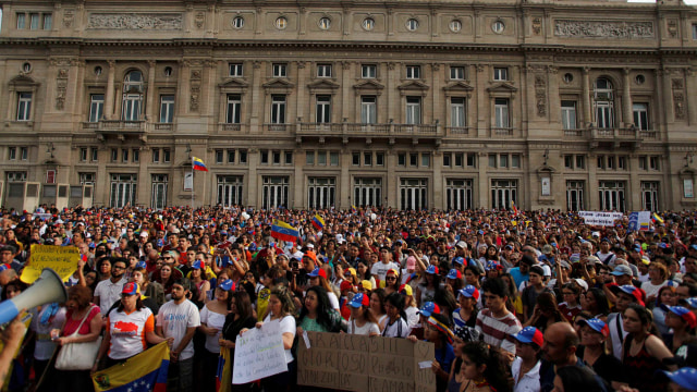 Suasana para pendukung oposisi pemerintah Venezuela, Juan Guaido. (Foto: Reuters/MARTIN ACOSTA)