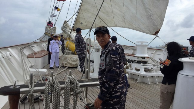 Petugas menjaga layar KRI Bima Suci agar tetap mengembang. (Foto:  Fachrul Irwinsyah/kumparan)