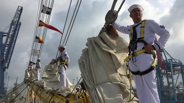 Para petugas bersiap-siap sebelum KRI Bima Suci berlayar. (Foto:  Fachrul Irwinsyah/kumparan)