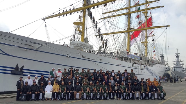 Panglima TNI Marsekal Hadi Tjahjanto berfoto bersama dengan Tokoh Agama dan Pimpinan Redaksi Media sebelum Joy Sailing di dermaga JICT 2, Tanjung Priok, Jakarta Utara, Kamis (24/1). (Foto:  Fachrul Irwinsyah/kumparan)