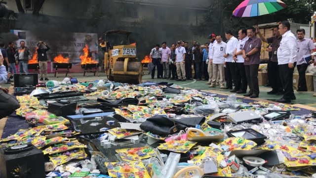 Pemusnahan barang-barang tak sesuai Standar Nasional Indonesia (SNI) di lapangan parkir Kemendag, Jakarta, Kamis (24/1). (Foto: Dok. Humas Kementerian Perdagangan)