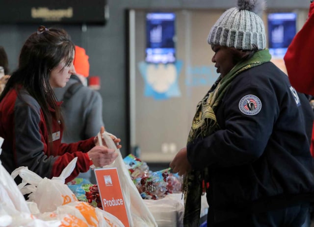 Pegawai keamanan Administrasi transportasi mendapatkan donasi makanan di distribusi makanan terkait dampak penutupan pemerintahan Amerika Serikat. (Foto: REUTERS/Brendan McDermid)