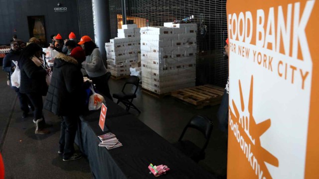 Para Pegawai Negara Sipil Amerika Serikat mendapatkan donasi makanan, saat terkena dampak penutupan pemerintahan di AS. (Foto: REUTERS/Brendan McDermid)