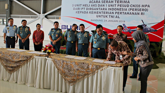 Penandatanganan dokumen oleh PT Dirgantara Indonesia menyerahkan 5 helikopter AKS dan 1 pesawat udara CN235 kepada Kementerian Pertahanan untuk TNI AL. (Foto: Iqbal Gojali/kumparan)