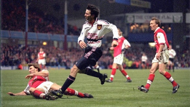 Pemain Manchester United, Ryan Giggs, mencetak gol ke gawang Arsenal saat semifinal Piala FA 1999. (Foto: Twitter: Manchester United)