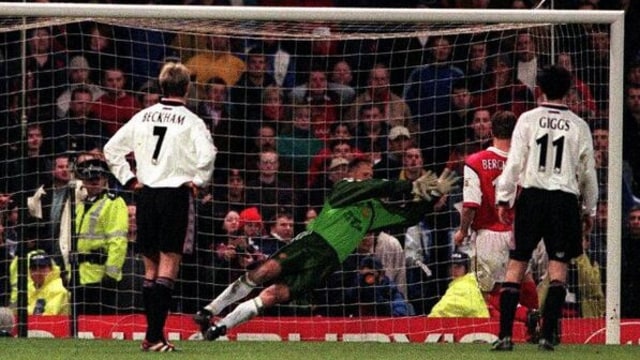 Peter Schmeichel saat menepis penalti Dennis Berkamp di semifinal Piala FA 1999 antara Manchester United vs Arsenal. (Foto: Twitter: Remi_Pimpin)