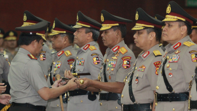 Kapolri Jenderal Polisi Tito Karnavian (kiri) menyerahkan tongkat komando kepada pejabat baru Kabareskrim Irjen Pol Idham Azis. (Foto: Antara/Reno Esnir)