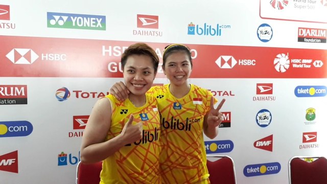 Pasangan ganda putri Greysia Polli (kanan) dan Apriyani Rahayu (kiri) usai dipastikan lolos ke perempat final Indonesia Masters 2019. (Foto: Karina Nur Shabrina/kumparan)