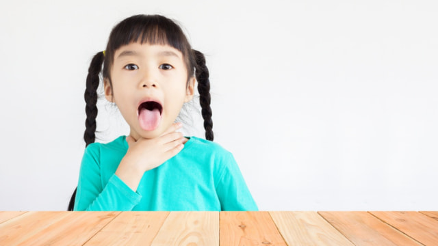 Ilustrasi anak menelan permen karet (Foto: Shutterstock)