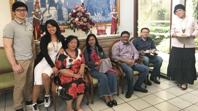 Djarot Saiful Hidayat (ketiga dari kanan) dan sang istri (tengah) bertemu dengan keluarga Basuki Tjahaja Purnama (kedua dari kanan). (Foto: Instagram/@happydjarot)