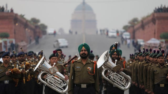 Anggota band militer India berbaris selama persiapan parade menyambut Hari Kemerdekaan India di New Delhi, India, (23/1).  Foto: REUTERS / Anushree Fadnavis