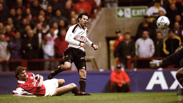 Giggs mencetak gol ke gawang Arsenal di Piala FA 1999. (Foto: Twitter/Manchester United)