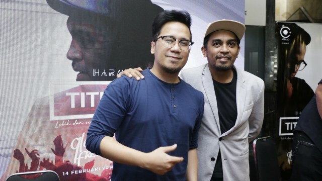 Penyanyi solo Glenn Fredly (kanan) dan Adera (kiri) saat konferensi pers jelang konser Harmonia: Titik Balik di Balai Sarbini Jakarta Kamis (24/1).  (Foto: Ronny/kumparan )