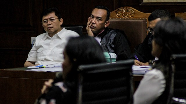 Terdakwa kasus perintangan penyidikan perkara korupsi, Lucas (kiri) mengikuti sidang di Pengadilan Tipikor, Jakarta. Sidang tersebut beragendakan mendengarkan keterangan saksi. (Foto: ANTARA FOTO/Putra Haryo Kurniawan)