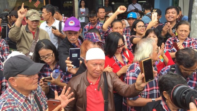 Suasana sejumlah pendukung Basuki Tjahaja Purnama (Ahoker) menyambut bebasnya BTP atau Ahok di depan Mako Brimob Depok, Jawa Barat, Rabu (23/1). (Foto: kumparan/Lutfan Darmawan )