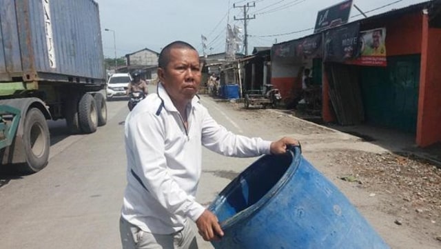 Salah seorang warga saat hendak membeli air bersih di Bagan Deli, Kecamatan Medan Belawan, Sumatera Utara. (Foto: Dok. Istimewa)