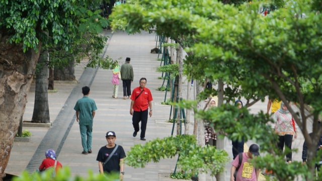 Sejumlah orang berjalan di jalur pedestrian Sudirman, Jakarta.  (Foto: Iqbal Firdaus/kumparan)