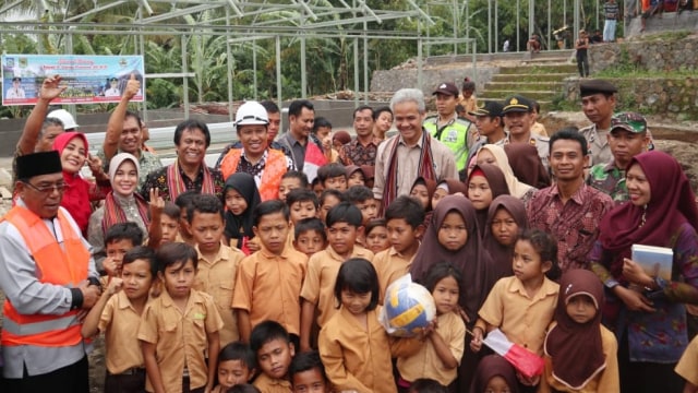 Gubernur Jawa Tengah, Ganjar Pranowo berfoto bersama sejumlah anak di Lombok.  (Foto: Dok. Humas Pemprov Jateng)
