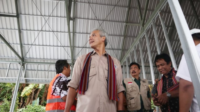 Gubernur Jawa Tengah, Ganjar Pranowo menengok pembangunan gedung sekolah di Lombok.  (Foto: Dok. Humas Pemprov Jateng)