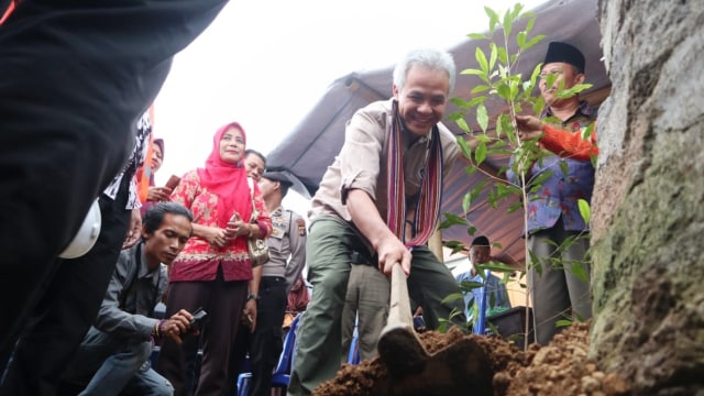 Gubernur Jawa Tengah, Ganjar Pranowo menengok pembangunan gedung sekolah di Lombok.  (Foto: Dok. Humas Pemprov Jateng)