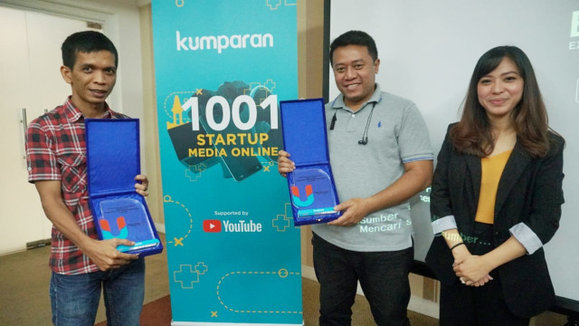 Arsinto (kiri) dan Aribowo (tengah), pemateri Google News Initiative, saat mendapatkan plakat dari Head of Collaboration kumparan, Dhini Hidayati (kanan), di acara onboarding kumparan 1001 Media Online di Hotel Puri Denpasar, Kamis (24/1). (Foto: Jamal Ramadhan/kumparan)