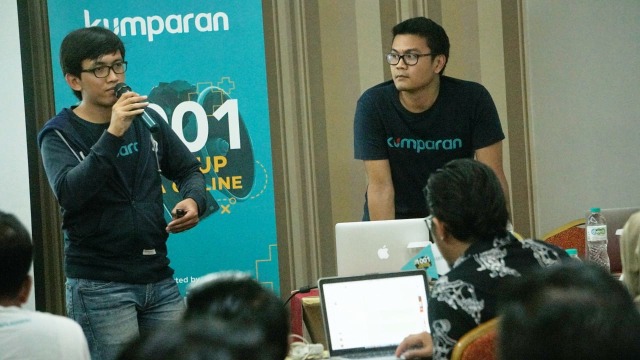 Ganesha dan Argi, Product Team kumparan, saat menyampaikan materi product di acara onboarding kumparan 1001 Media Online di Hotel Puri Denpasar, Kamis (24/1). (Foto: Jamal Ramadhan/kumparan)