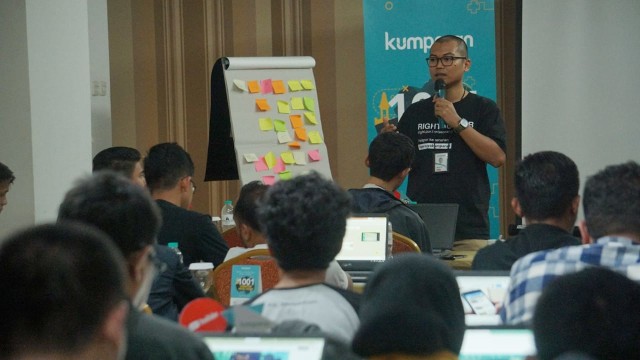 M. Rizki, Redaktur Kolaborasi kumparan, saat menyampaikan materi operasional di acara onboarding kumparan 1001 Media Online di Hotel Puri Denpasar, Kamis (24/1). (Foto: Jamal Ramadhan/kumparan)