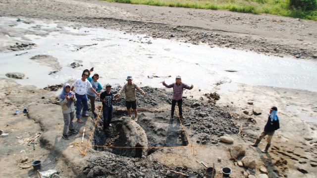 Proses penggalian fosil Stegodon di Majalengka (Foto: Dok. ITB)