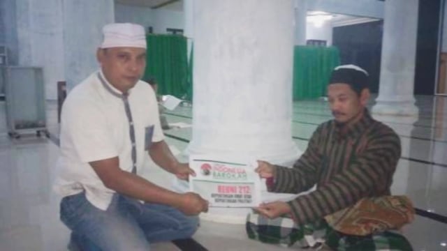 Pengurus masjid di Banjarharjo, Brebes mendapat paket kiriman berisi tabloid 'Indonesia Barokah'. (Foto: Dok. Panwascam Banjarharjo) 