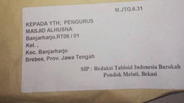 Paket berisi tabloid 'Indonesia Barokah' diterima pengurus Masjid Al-Husna, Banjarharjo. (Foto: Dok. Panwascam Banjarharjo)