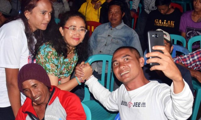 Selfie dengan warga usai acara penyerapan aspirasi di Belok Sidan, Plaga, badung , Selasa (22/1) - kanalbali/ADV