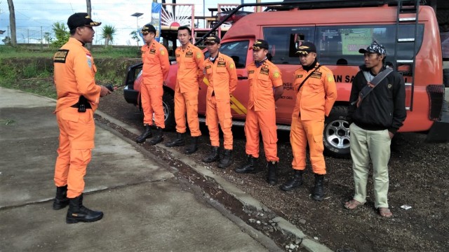 Breafing sebelum pencarian 1 WNA asal Rusia yang hilang di Gunung Agung. 
 (Foto: Dok. Istimewa)