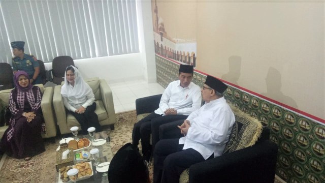 Presiden Jokowi bertemu dengan Qurais Shihab di Ponpes Bayt, Tanggerang Selatan. (Foto: Fahrian Saleh/kumparan)