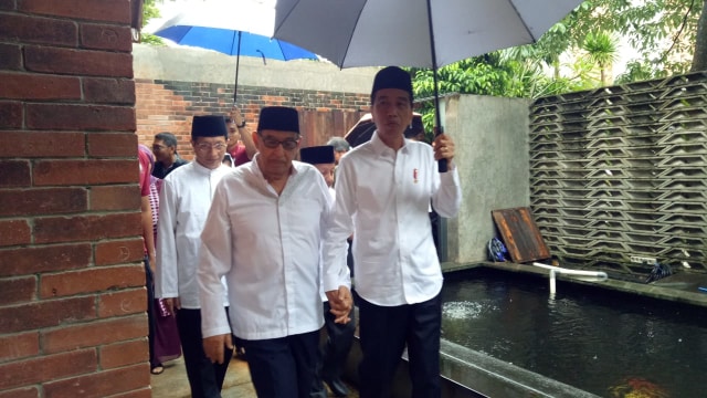 Jokowi payungi Qurais Shihab. (Foto: Dok. Istimewa)