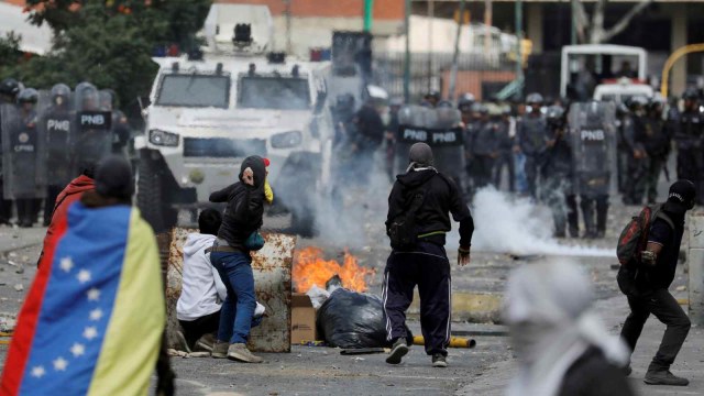Para demonstran bentrok dengan petugas kepolisian Venezuela, Caracas, Venezuela (23/1/2019).  (Foto: REUTERS/Manaure Quintero)